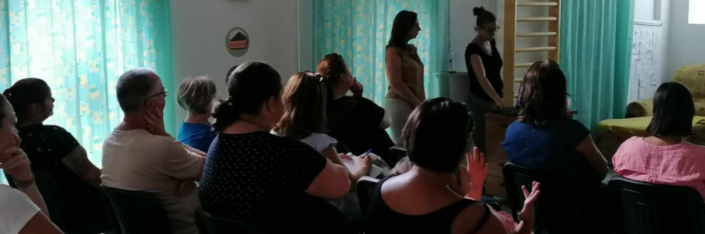 Az „Én világom – Tapolca” Egyesület előadásain hiteles tudás jut el a családokhoz, pedagógusokhoz és a helyi közösségekhez az autizmusról és a neurodiverzitásról.