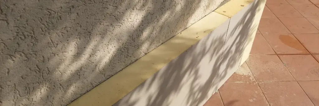 Felújított családi ház korszerű lábazati hőszigeteléssel: Innopan PIR megoldás a kritikus lábazati zónában.